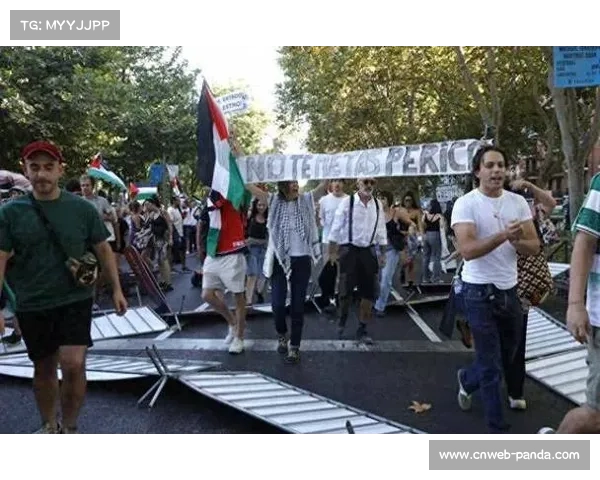 佛罗伦萨球迷不满球队低迷表现 主场抗议声此起彼伏气氛紧张